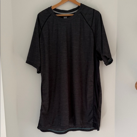 Saxx Men's Charcoal Short Sleeve Drop Temp Technology Hot Shot Tech Tee - Picture 1 of 4